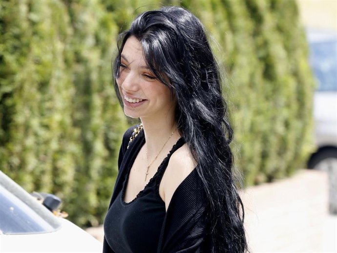 Alejandra Rubio, con la mejor de sus sonrisas, saliendo de un restaurante de la capital