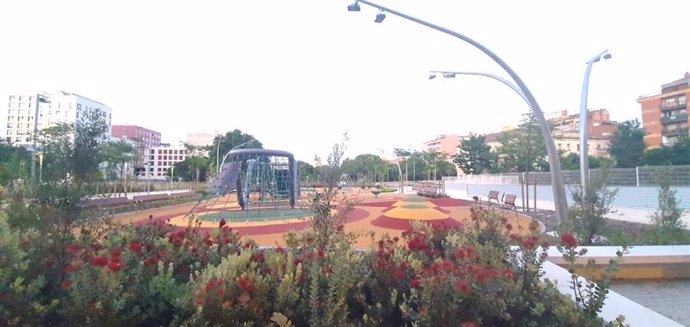La zona de juegos infantiles del parque de Antoni Santiburcio en el barrio de Sant Andreu de Barcelona