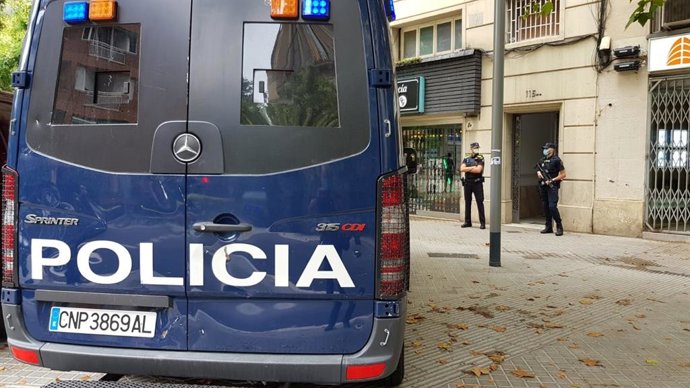 Operativo de la Policía Nacional en Barcelona contra un grupo dedicado a las estafas online y a falsificar tarjetas bancarias.