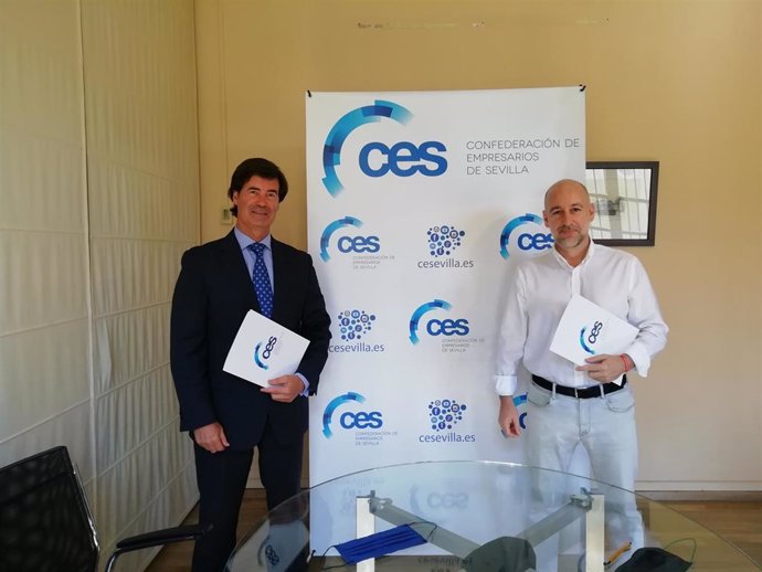El presidente de la Confederación de Empresarios de Sevilla (CES), Miguel Rus, y el director del Congreso Internacional Innovación Social V Centenario Magallanes-Elcano, José Luis Muñoz, han firmado un convenio.