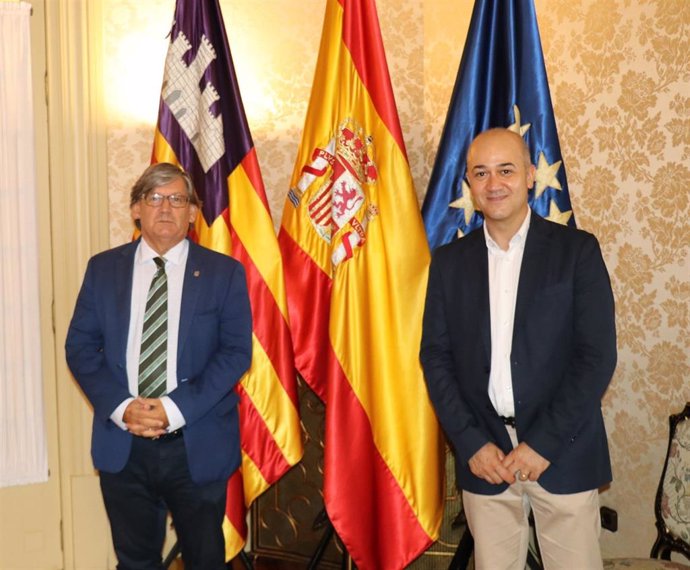 El presidente del Parlament, Vicen Thoms, con el de la Felib, Antoni Salas.