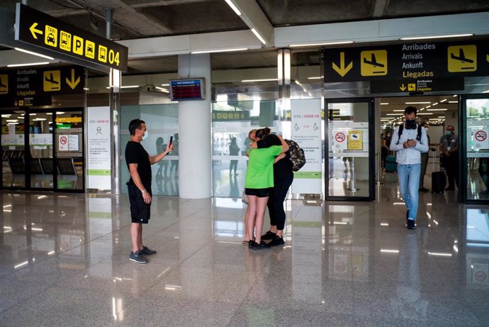 Dos personas se abrazan en el Aeropuerto de Palma el día de la reapertura de las fronteras de España.