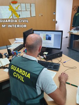 Agente de la Guardia Cil elaborando un escrito