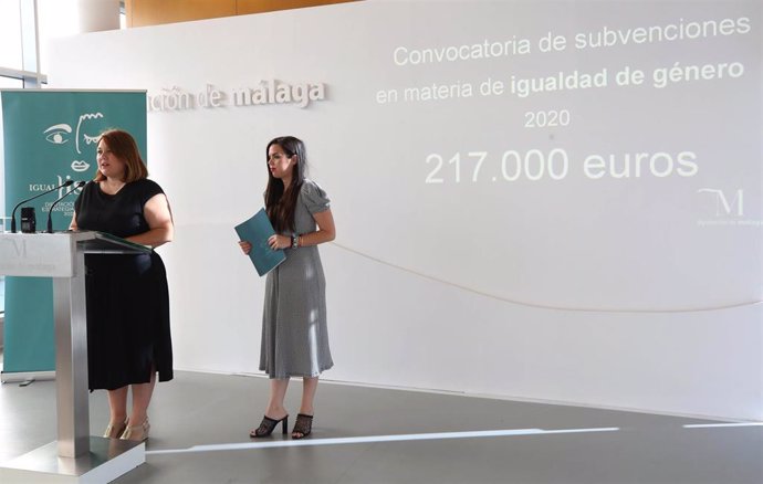 La vicepresidenta cuarta de la Diputación de Málaga, Natacha Rivas, a la izquierda de la imagen, junto a la diputada de Igualdad, Lourdes Piña.