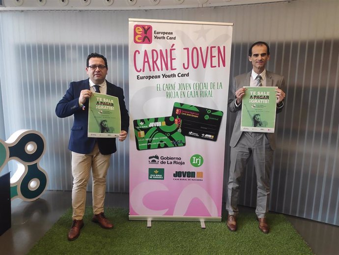 El director general de Juventud, Paco Rivero, presenta junto al director regional en La Rioja de Caja Rural de Navarra, el nuevo Carné Joven.