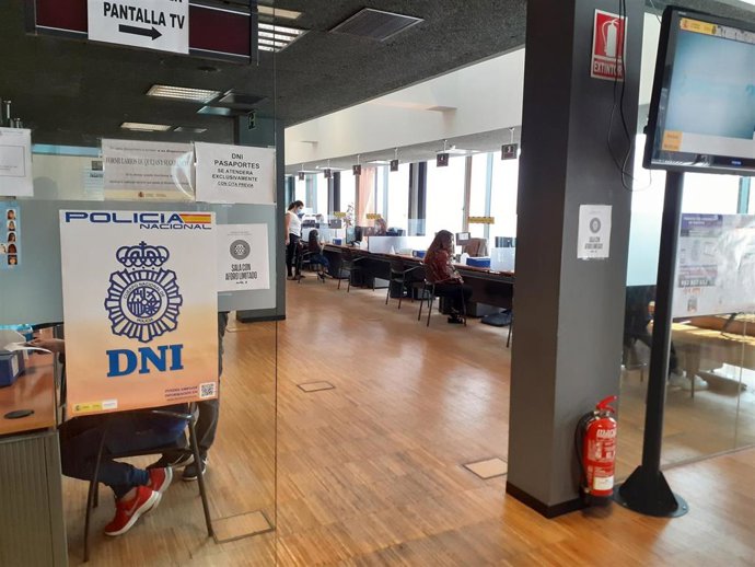 Una comisaría con carteles para la renovación del DNI y permisos de residencia