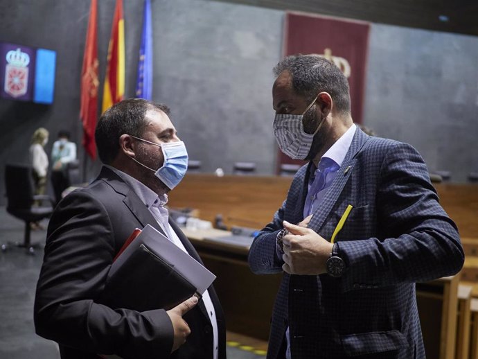 El presidente del Parlamento de Navarra, Unai Hualde (i), con el portavoz del PSN, Ramón Alzórriz, en el Parlamento de Navarra.