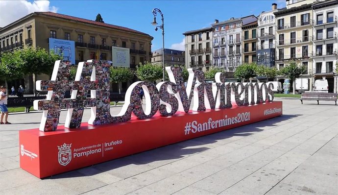 Escultura en la Plaza del Castillo de Pamplona que recuerda que los Sanfermines regresarán en 2021