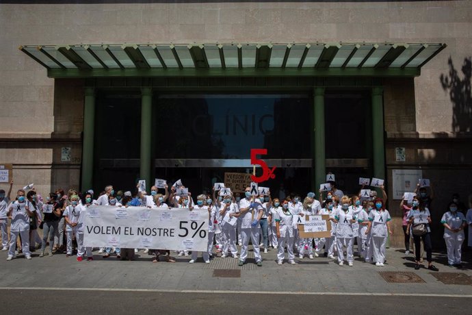 Trabajadores sanitarios protegidos con mascarilla se reúnen a las puertas del Hospital Clínic de Barcelona. En Barcelona, Catalunya, (España), a 27 de mayo de 2020.