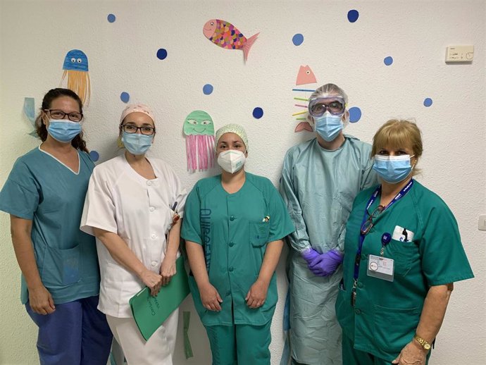 Profesionales que atienden la consulta del Hospital Materno de Málaga en la que se hacen PCR a menores con sintomatoogía compatible con infección por COVID-19