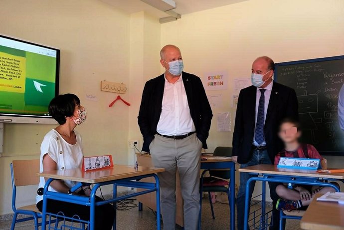El consejero Javier Imbroda en su visita al colegio San Juan de Antequera (Málaga)