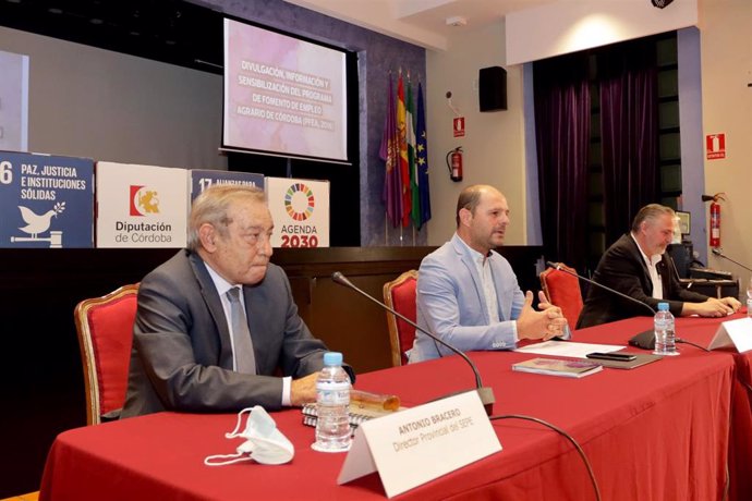 El delegado de Empleo en la Diputación de Córdoba, Miguel Ruz (centro), en la presentación del informe sobre el impacto y la evolución del PFEA en la provincia