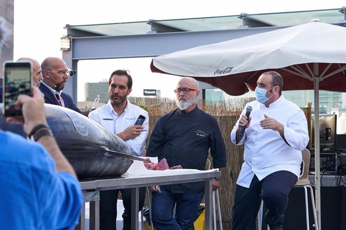 Los chefs españoles Mario Sandoval  y Ricardo Sanz con Balfegó