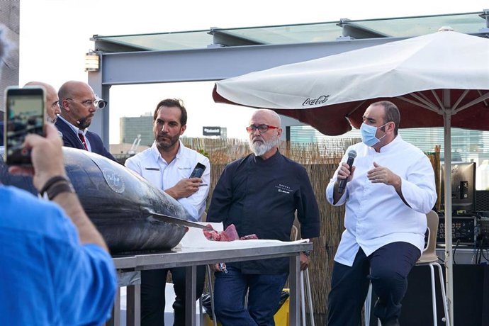 Los chefs españoles Mario Sandoval  y Ricardo Sanz con Balfegó