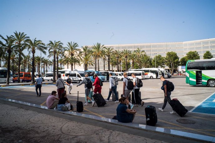 Pasajeros con maletas salen del Aeropuerto de Palma de Mallorca el día de la reapertura de las fronteras de España tras su cierre por el Covid-19, en Palma de Mallorca, Islas Baleares (España) a 1 de julio de 2020.