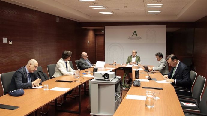 Imagen del encuentro celebrado por el consejero de Economía, Rogelio Velasco, con la Federación de Empresarios del Metal (Fedeme) y la Confederación de Empresarios de Sevilla (CES).