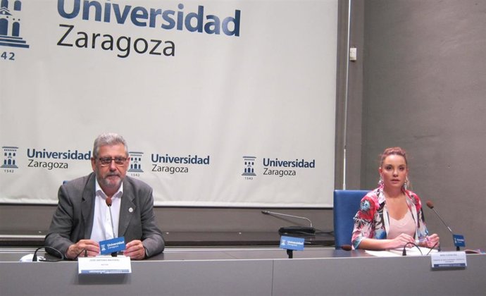 El rector de la UZ, José Antonio Mayoral, y la consejera de Ciencia, Universidad y Sociedad del Conocimiento del Gobierno de Aragón, Maru Díaz.