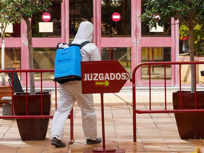 Operarios de una empresa privada han realizado esta mañana una desinfección en los juzgados de Sevilla, donde se encuentra el registro civil Sevilla a 23 de marzo del 2020