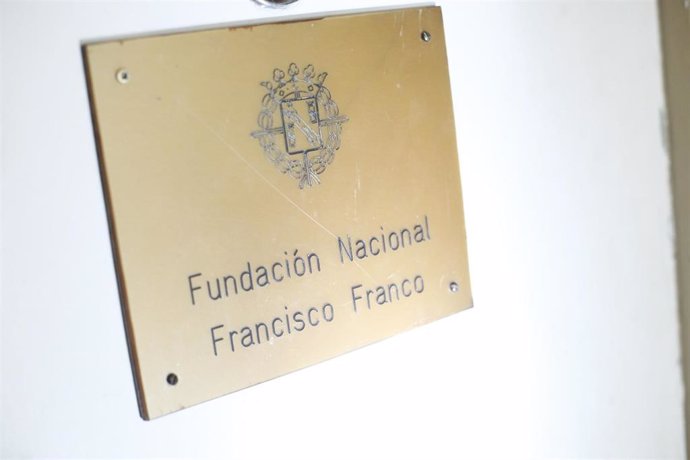 Detalle de la placa de entrada en la sede de la Fundación Francisco Franco, sita en la Avenida Concha Espina de Madrid. La policía investiga un posible asalto y el robo de una caja fuerte en la misma. 