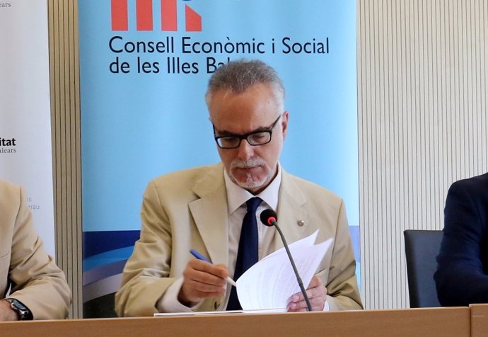 El hasta ahora presidente del CES, Carles Manera, durante la firma de un convenio en la UIB en mayo de 2018.
