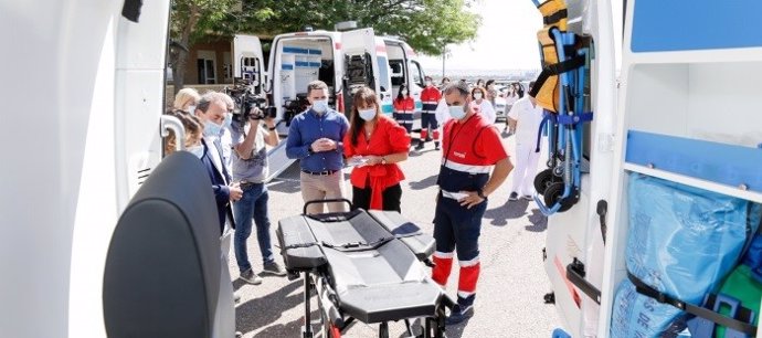 La consejera de Sanidad de Aragón, Sira Repollés, revisa los nuevos vehículos del transporte sanitario programado.