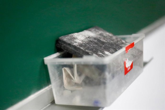 Borrador de pizarra en el interior de un aula del Colegio Nobelis de Valdemoro, que debido a la pandemia del coronavirus tendrá que acondicionar sus aulas con medidas de distanciamiento e higiene para el nuevo curso escolar 2019-2020. En Valdemoro, Madr