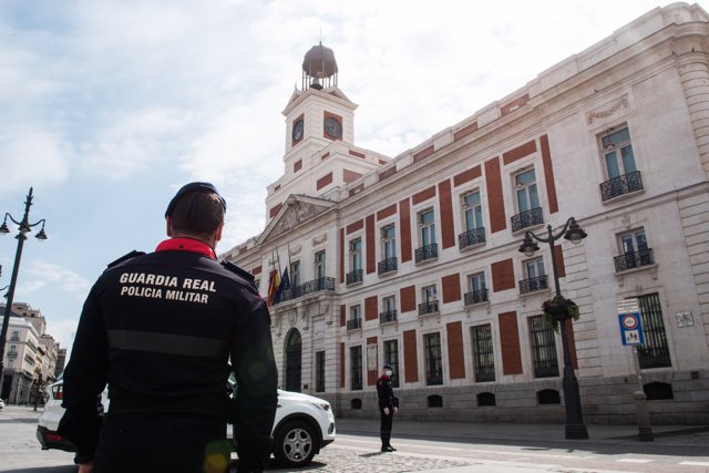 Un Policía Militar de la Guardia Real con mascarilla vigila la Puerta del Sol de la capital durante una Semana Santa atípica.
