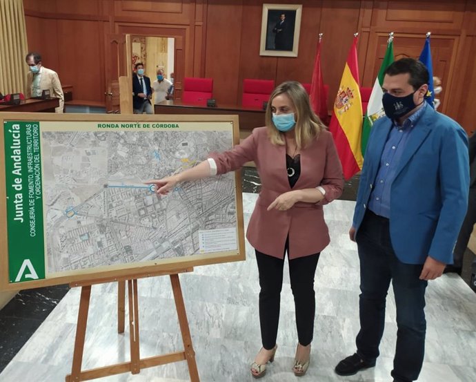 Marifrán Carazo muestra a José María Bellido el trazado de la Ronda Norte de Córdoba