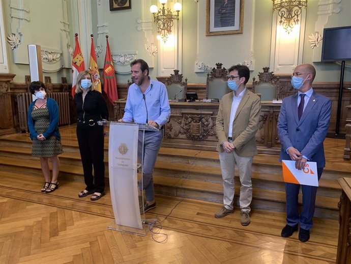 El alcalde, Óscar Puente, acompañado por los portavoces de los grupos municipales que forman parte del Grupo de Trabajo para la salida de la crisis del coronavirus.