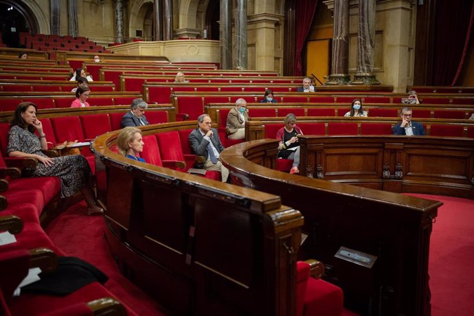 Diputados autonómicos en el Parlament de Catalynua durante la segunda plenaria en la que se debate la gestión de la crisis sanitaria del COVID-19 y la reconstrucción de Cataluña ante el impacto de la pandemia, en Barcelona, Catalunya (España), a 3 de ju