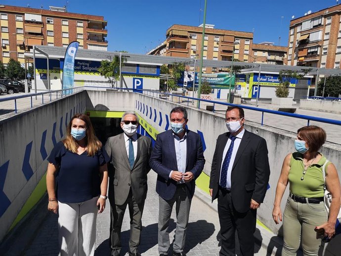 El alcalde, Juan Espadas, el delegado de Gobernación, Juan Carlos Cabrera, y la delegada del distrito Sur, Marisa Gómez, han inaugurado el aparcamiento subterráneo de la Plaza de Rafael Salgado, en Bami, con 600 plazas