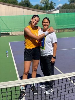 La tenista española Garbiñe Muguruza posa junto a su entrenadora, Conchita Martínez