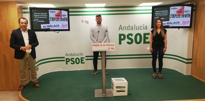 Ana Villarejo, José Luis Ruiz Espejo y Alejandro Moyano en rueda de prensa en Málaga capital sobre el recorte de la Junta a los planes de empleo joven