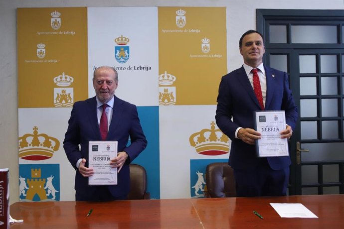 El presidente de la Diputación de Sevilla, Fernando Rodríguez Villalobos, y el alcalde de Lebrija, José Barroso