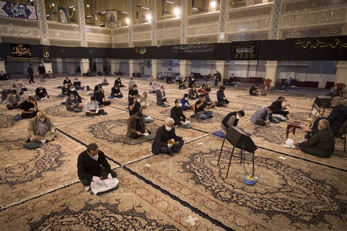 Musulmanes iraníes rezando en una mezquita de Teherán