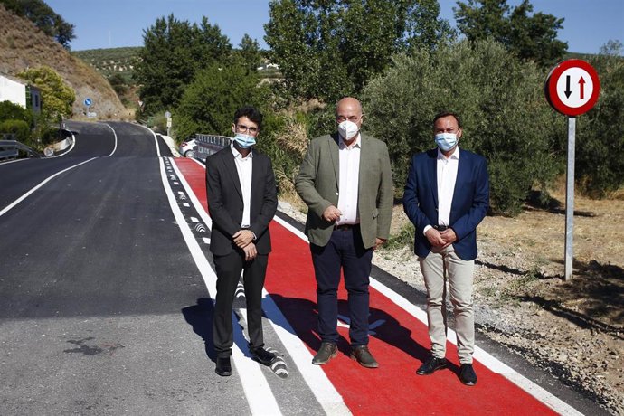 El presidente de la Diputación, Antonio Ruiz (centro), visita a las obras realizadas en la CO-8202 'De A-339 a Sileras' en Almedinilla