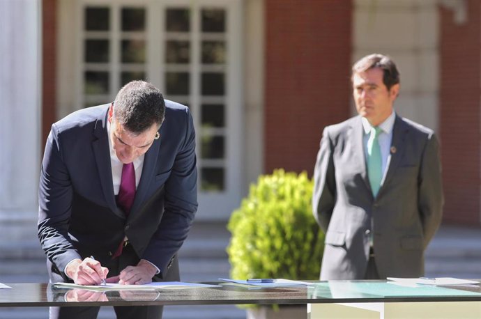 El presidente del Gobierno, Pedro Sánchez, en el momento exacto de la firma del Pacto por la Reactivación Económica y el Empleo con los líderes de la CEOE, Cepyme, CC.OO. y UGT, en el Palacio de la Moncloa, Madrid (España), a 3 de julio de 2020.