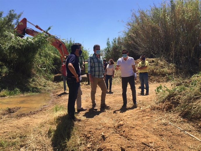 El delegado de Agricultura, Ganadería, Pesca y Desarrollo Sostenible, Álvaro Burgos, en su visita al arroyo de La Vega en Lepe.