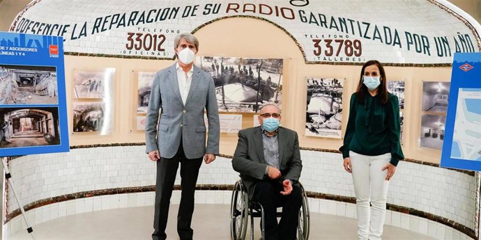 El consejero de Transporte, Ángel Garrido, la consejera delegada de Metro de Madrid, Silvia Roldán, junto a un representante de CERMI.