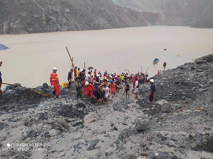 Equipos de rescate en la mina del norte de Birmania que sufrió el 2 de julio un deslizamiento de tierra