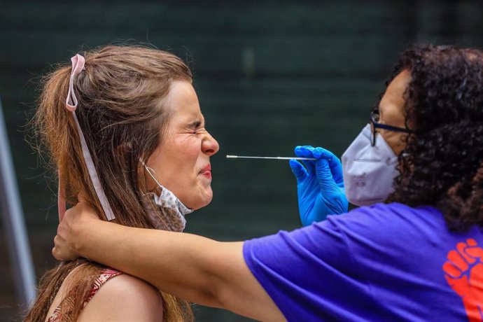 dpatop - 27 June 2020, US, New York: A healthcare professional collects a nasal sample with a cotton swab as part of a coronavirus testing campaign at Times Square. Photo: Vanessa Carvalho/ZUMA Wire/dpa