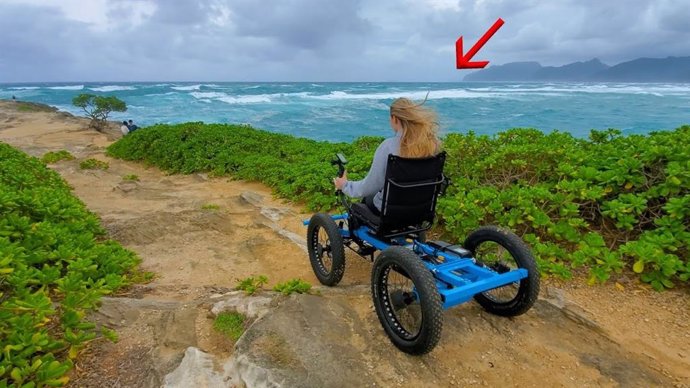 Un hombre diseña una "silla de ruedas todoterreno" para facilitar a su mujer y a otras personas el acceso a más sitios