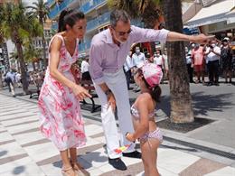 Los Reyes de España visitarán La Rioja el viernes 10 de julio Los Reyes recorren el paseo marítimo de Benidorm al inicio de su visita a la comunidad autónoma, en Benidorm, Alicante (España), a 03 de julio de 2020.
