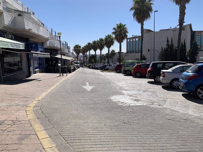 Aspecto actual de la avenida de La Arboleda, una de la zonas comerciales más importantes, que verá reparada la pavimentación del acerado y la calzada
