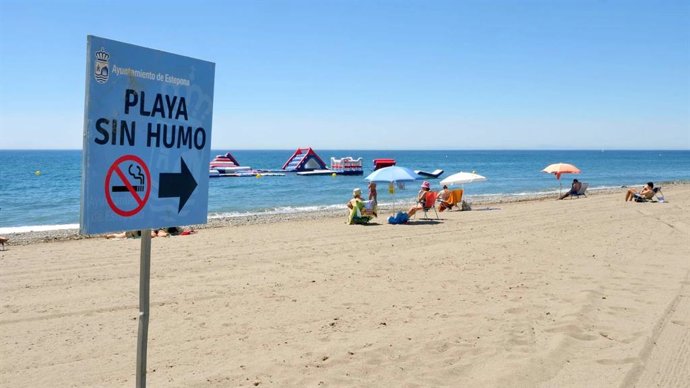Playa de La Rada, en Estepona (Málaga), espacio libre de humos, la única de la Costa del Sol por el momento