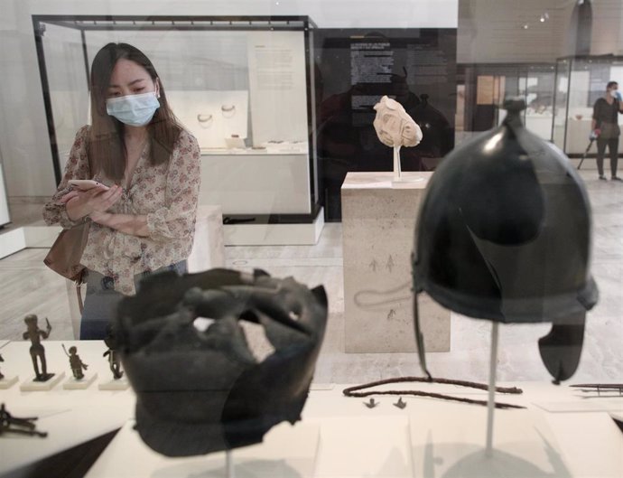 Una persona protegida con mascarilla observa las obras disponibles en el Museo Arqueológico, en Madrid (España), a 9 de junio de 2020.