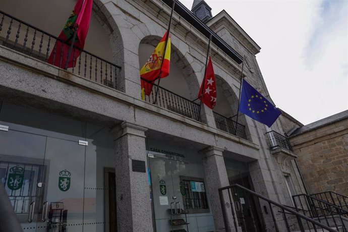 Fachada del Ayuntamiento de Alpedrete durante la cuarta semana del estado de alarma por la crisis del coronavirus, en Alpedrete/Madrid (España) a 6 de abril de 2020.