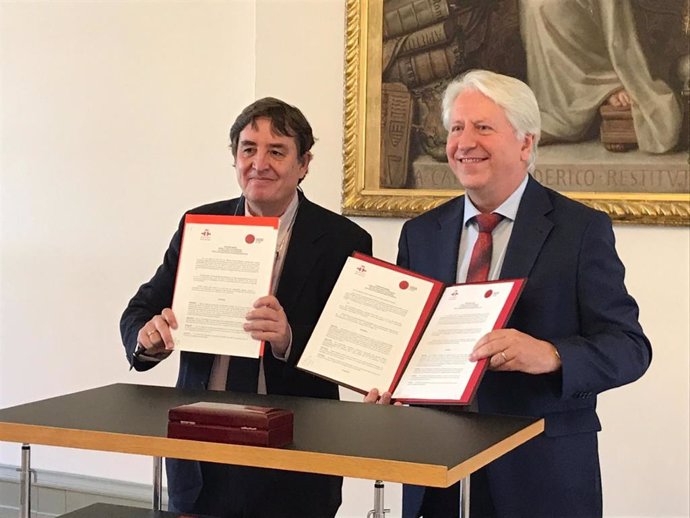 El director del Instituto Cervantes, Luis García Montero (izq,) y el rector de la Universidad de Heidelberg, Bernhard Eitel, muestran el acuerdo de colaboración firmado este viernes 3 de julio de 2020 por ambos.