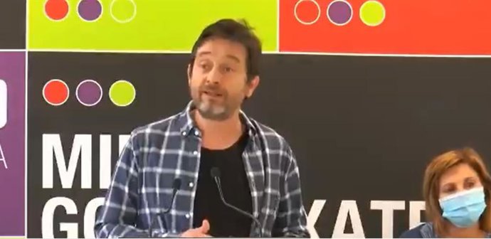 El diputado de Unidas Podemos Rafa Mayoral en un mitine en Errenteria
