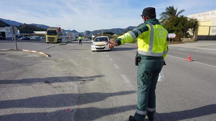 Un agente de la Guardia Civil durante un control de tráfico